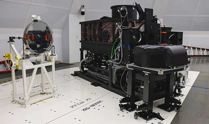 Вдосконалений корональний спектрополяриметр Cryo-NIRSP (праворуч) телескопа Іноуе, який використовують для відстеження крутильних рухів плазми в короні Сонця. Авторські права на зображення: NSF/NSO/AURA. Фото з сайту https://phys.org. solar waves 3